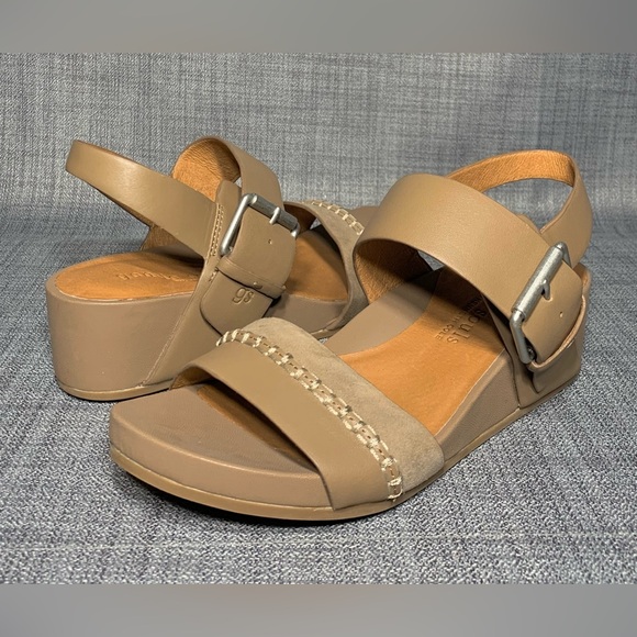 Gentle Souls Giulia Two Band Wedge Sandals Mushroom Size 7.5M - Picture 2 of 7